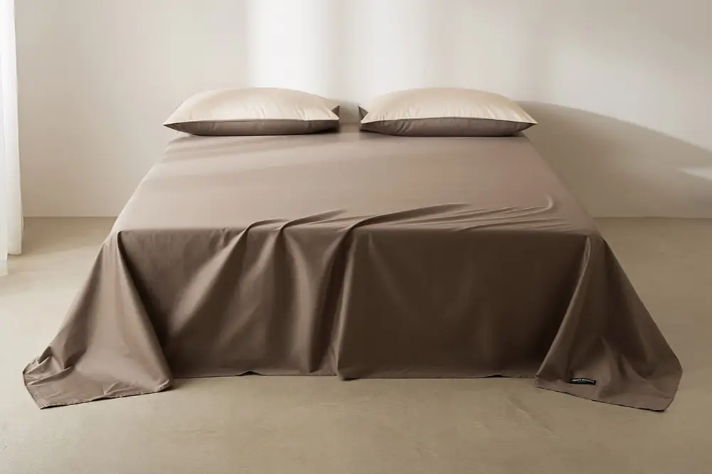 Fitted vs. Flat Sheets: Purpose, Pros & Cons